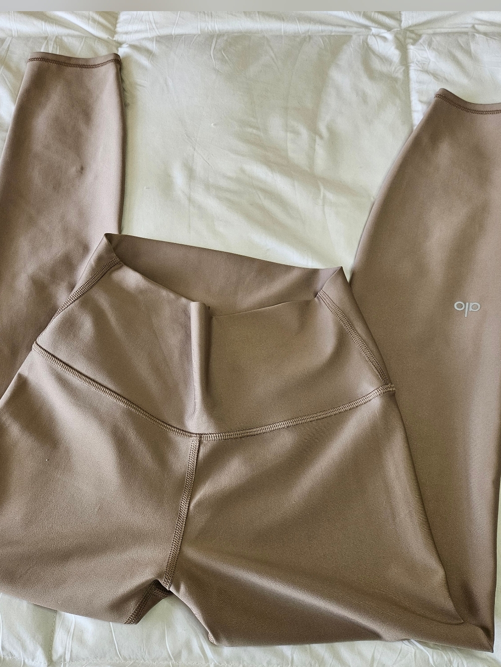 Alo Yoga Airlift high-waist leggings in a taupe / Beige